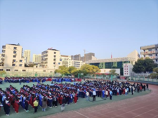 國(guó)旗飄揚(yáng)風(fēng)正勁，砥礪奮進(jìn)譜新章——九江市第三中學(xué)舉行升國(guó)旗儀式